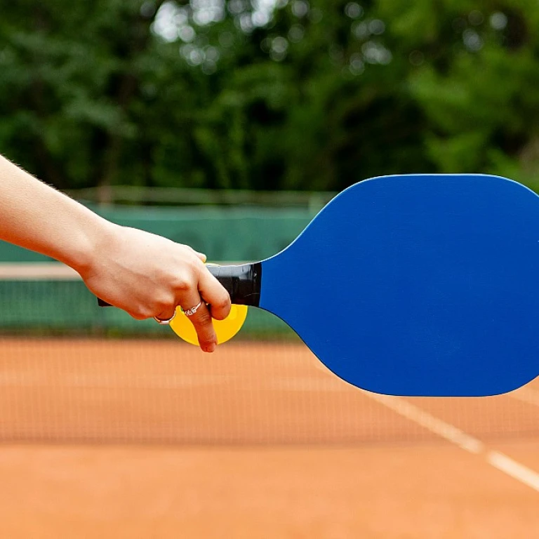 Choosing the Right Lightweight Paddle for Your Pickleball Game